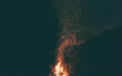 Menschen erzählen sich Geschichten am Lagerfeuer - Emotionales Marketing